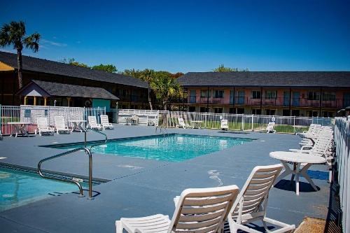 Super 8 by Wyndham Biloxi image 11