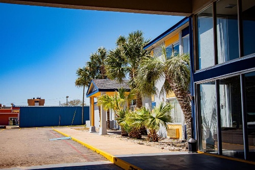 Super 8 by Wyndham Biloxi image 12
