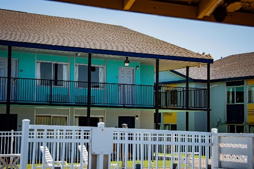 Super 8 by Wyndham Biloxi image 13