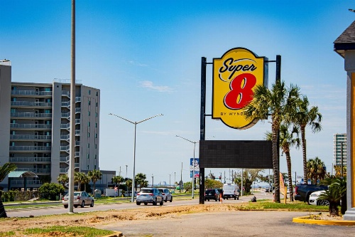 Super 8 by Wyndham Biloxi image 15