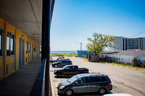 Super 8 by Wyndham Biloxi image 17