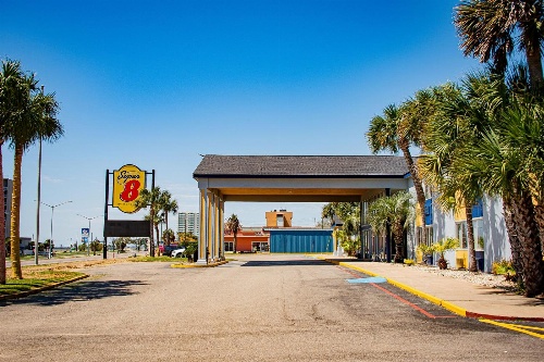 Super 8 by Wyndham Biloxi image 3