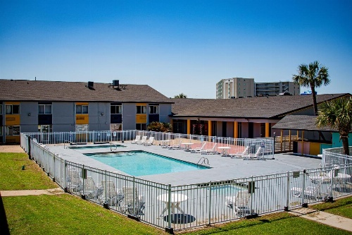 Super 8 by Wyndham Biloxi image 5