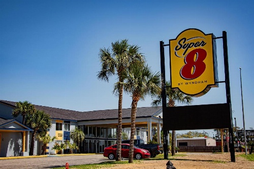 Super 8 by Wyndham Biloxi image 6