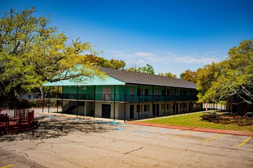 Super 8 by Wyndham Biloxi image 8