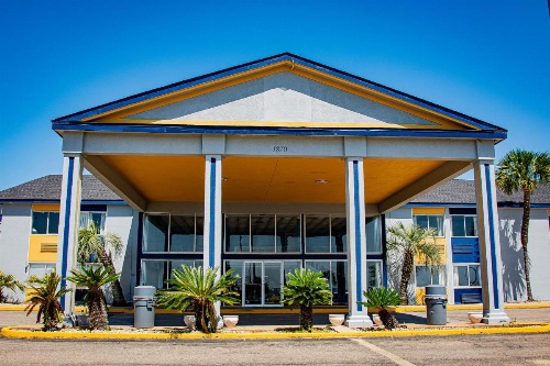 Super 8 by Wyndham Biloxi image 9